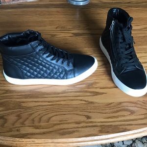 Size 11 Steve Madden Black 'Quilts'